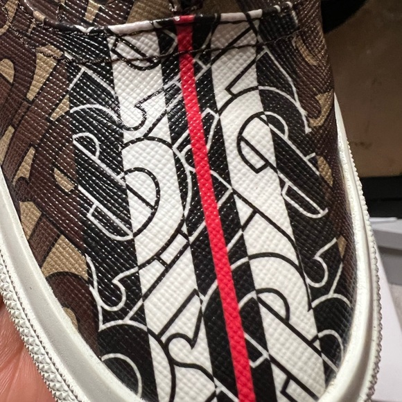 Women’s size 6 Burberry Shoes. Worn once. No damages or scratches. - Picture 2 of 15